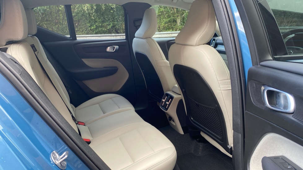 Volvo XC40 2.0 B3P Ultimate Dark 5dr Auto Petrol Estate - Image 6