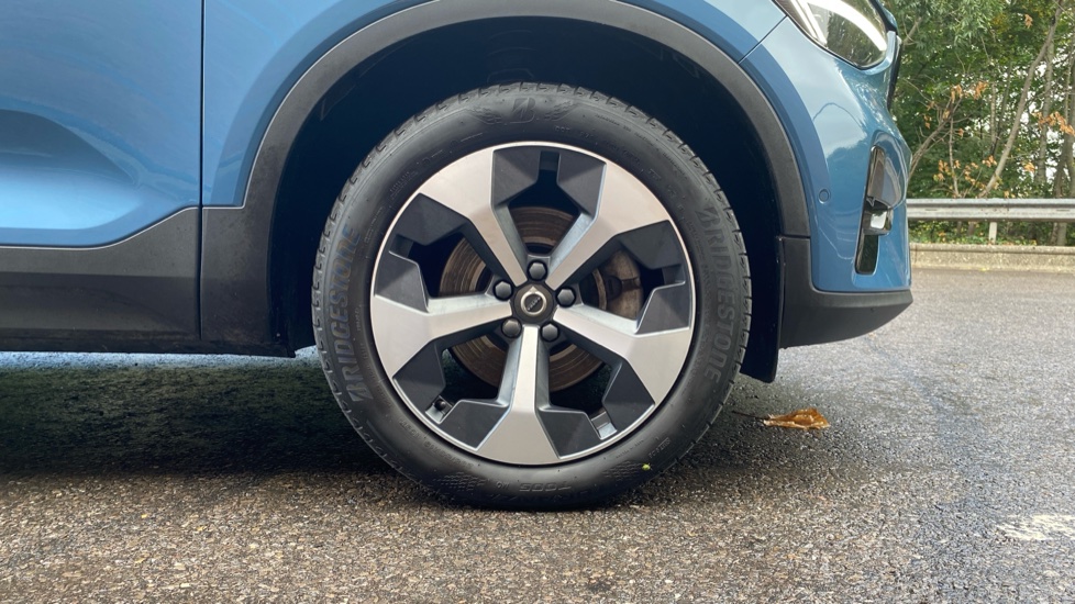 Volvo XC40 2.0 B3P Ultimate Dark 5dr Auto Petrol Estate - Image 9