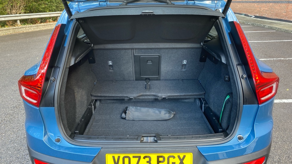 Volvo XC40 2.0 B3P Ultimate Dark 5dr Auto Petrol Estate - Image 16