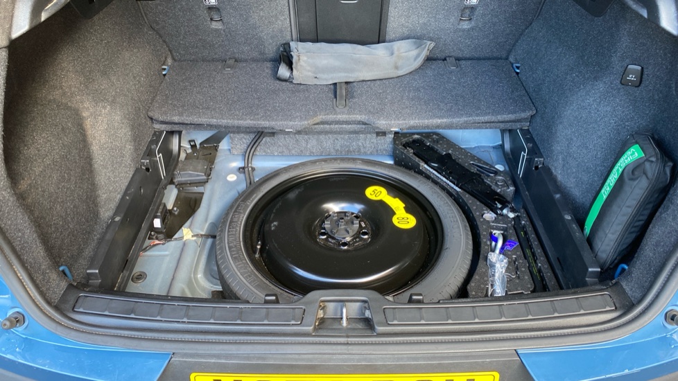 Volvo XC40 2.0 B3P Ultimate Dark 5dr Auto Petrol Estate - Image 17
