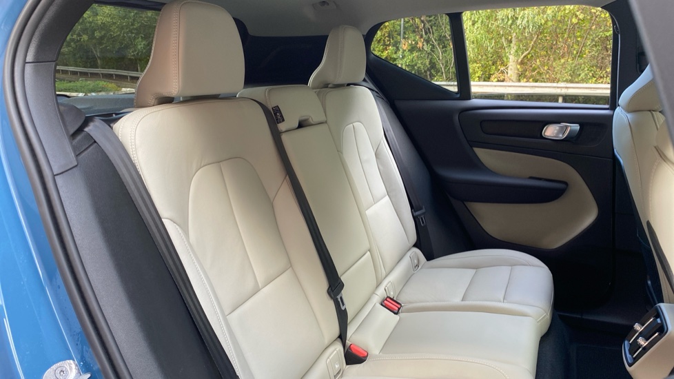 Volvo XC40 2.0 B3P Ultimate Dark 5dr Auto Petrol Estate - Image 24
