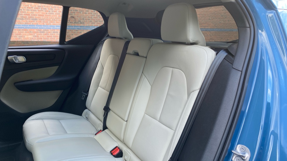 Volvo XC40 2.0 B3P Ultimate Dark 5dr Auto Petrol Estate - Image 25