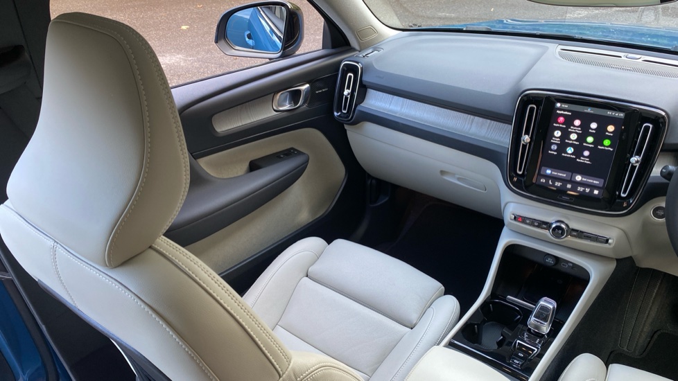 Volvo XC40 2.0 B3P Ultimate Dark 5dr Auto Petrol Estate - Image 27