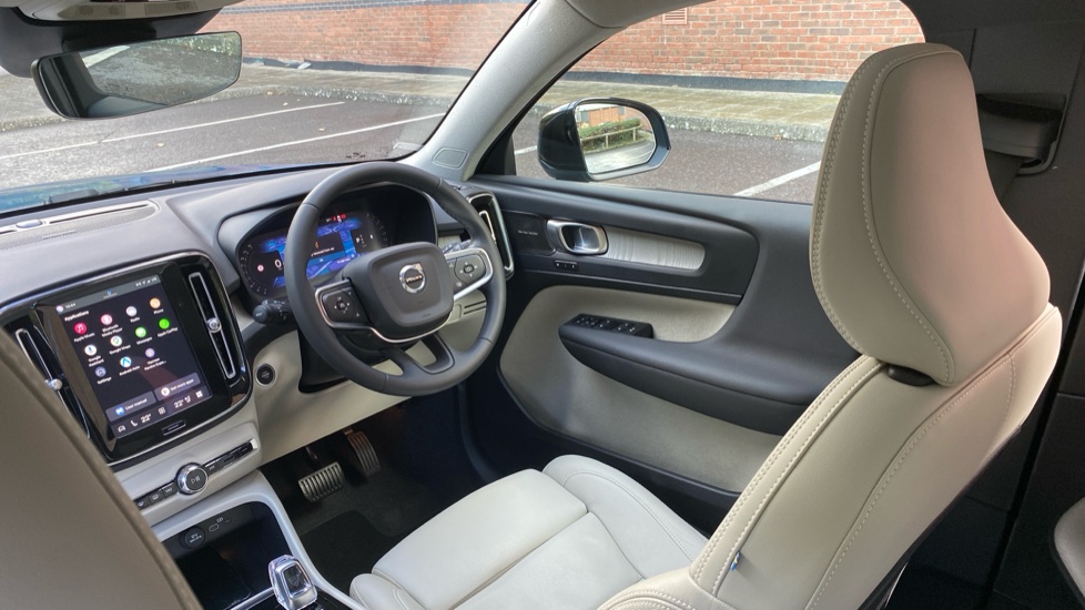 Volvo XC40 2.0 B3P Ultimate Dark 5dr Auto Petrol Estate - Image 28