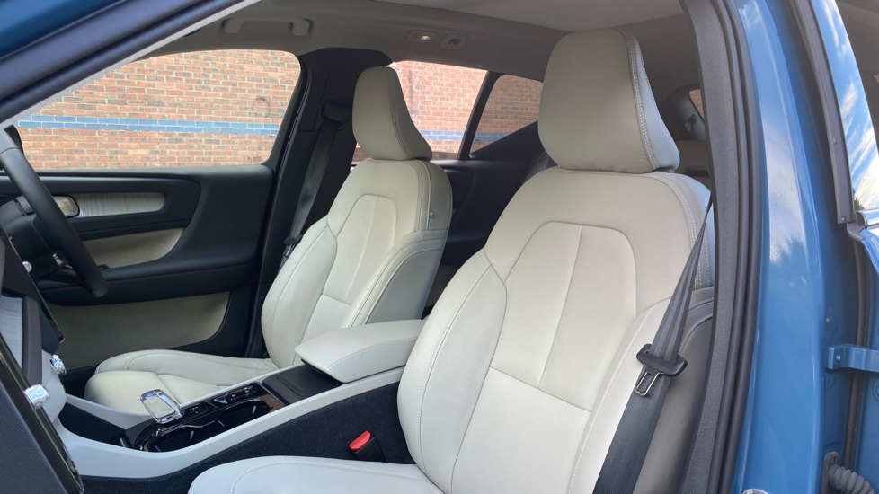 Volvo XC40 2.0 B3P Ultimate Dark 5dr Auto Petrol Estate - Image 30