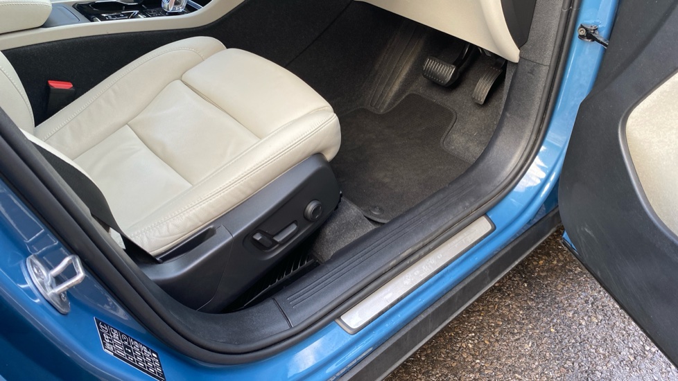 Volvo XC40 2.0 B3P Ultimate Dark 5dr Auto Petrol Estate - Image 32
