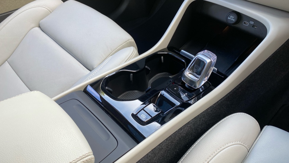 Volvo XC40 2.0 B3P Ultimate Dark 5dr Auto Petrol Estate - Image 50