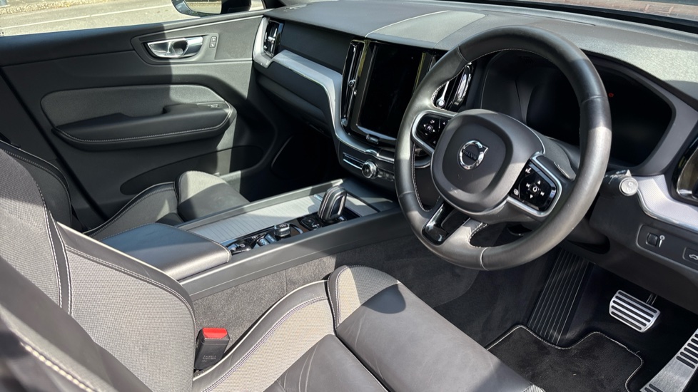 Volvo XC60 2.0 B5P [250] R DESIGN 5dr AWD Geartronic Petrol Estate - Image 4