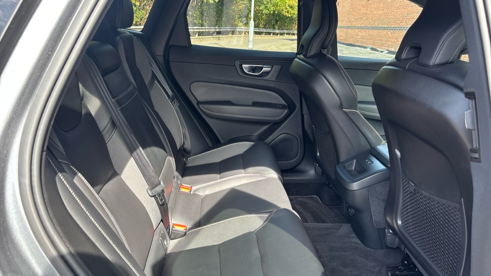Volvo XC60 2.0 B5P [250] R DESIGN 5dr AWD Geartronic Petrol Estate - Image 6