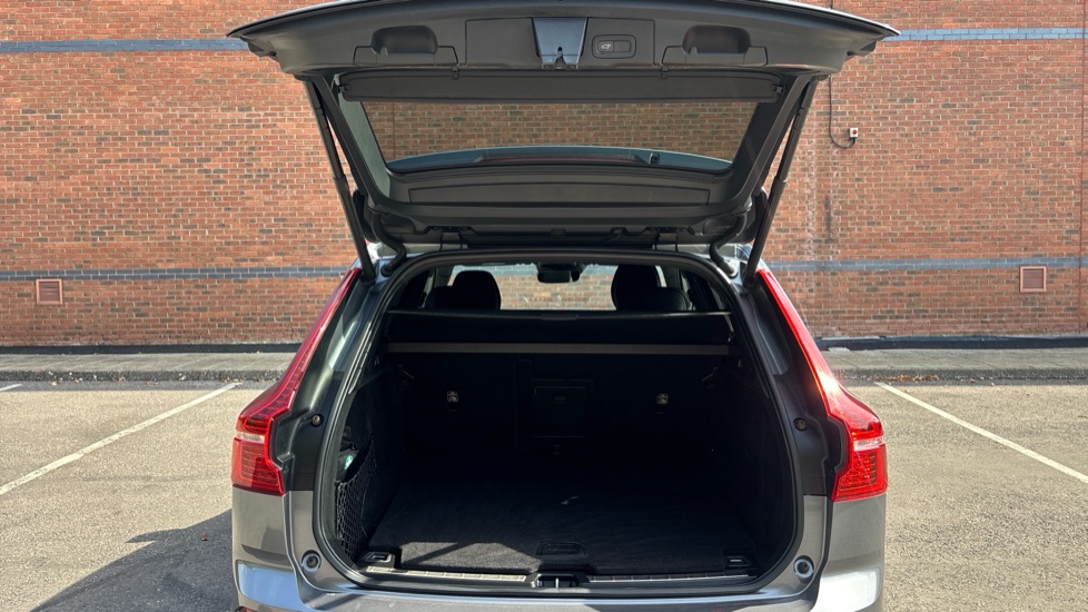 Volvo XC60 2.0 B5P [250] R DESIGN 5dr AWD Geartronic Petrol Estate - Image 13