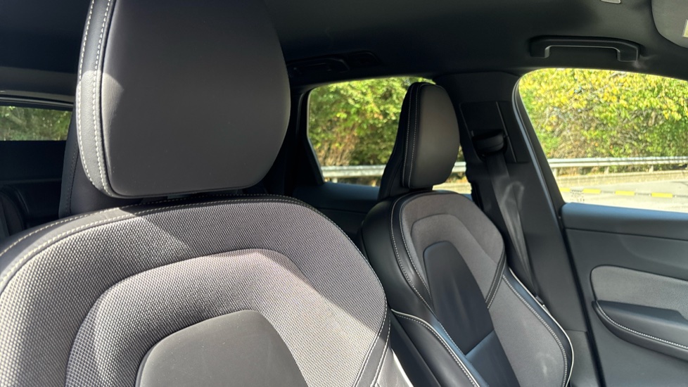 Volvo XC60 2.0 B5P [250] R DESIGN 5dr AWD Geartronic Petrol Estate - Image 30