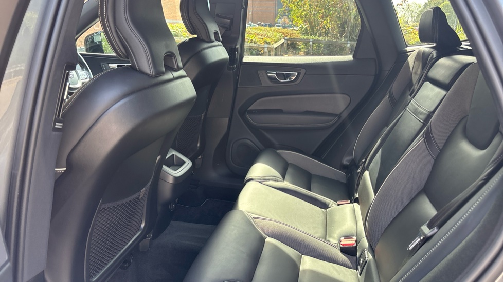 Volvo XC60 2.0 B5P [250] R DESIGN 5dr AWD Geartronic Petrol Estate - Image 32