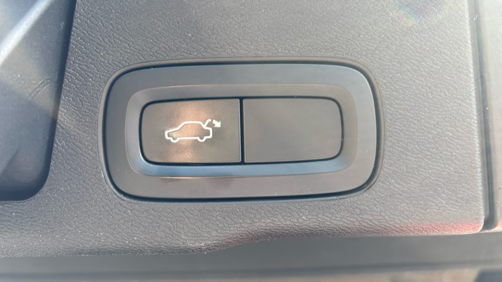 Volvo XC60 2.0 B5P [250] R DESIGN 5dr AWD Geartronic Petrol Estate - Image 34