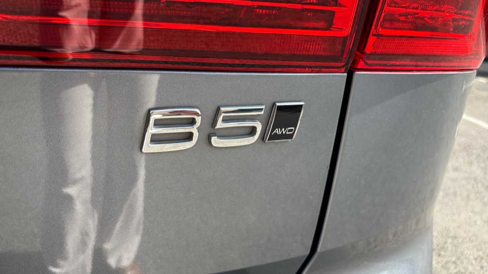 Volvo XC60 2.0 B5P [250] R DESIGN 5dr AWD Geartronic Petrol Estate - Image 35