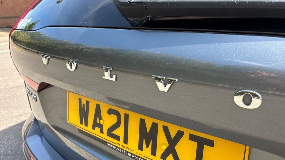 Volvo XC60 2.0 B5P [250] R DESIGN 5dr AWD Geartronic Petrol Estate - Image 36