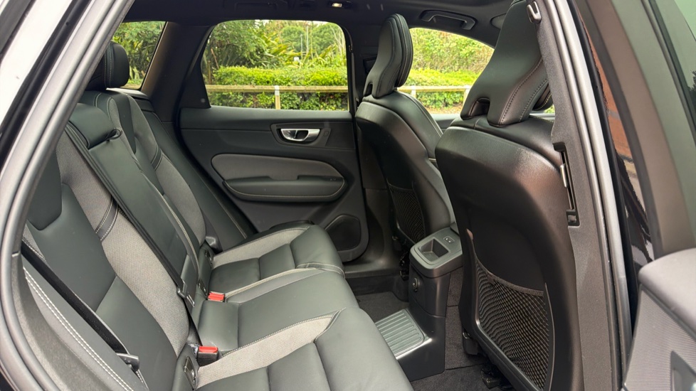 Volvo XC60 2.0 T6 [350] RC PHEV Plus Dark 5dr AWD Geartronic Estate - Image 6