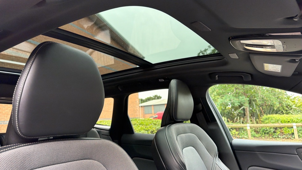 Volvo XC60 2.0 T6 [350] RC PHEV Plus Dark 5dr AWD Geartronic Estate - Image 31