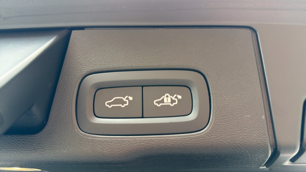 Volvo XC60 2.0 T6 [350] RC PHEV Plus Dark 5dr AWD Geartronic Estate - Image 35