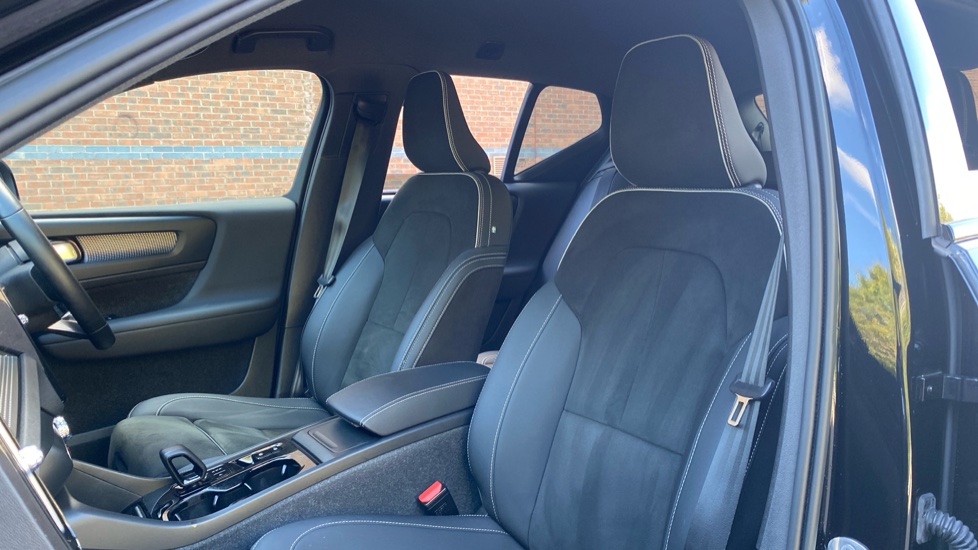Volvo XC40 2.0 B3P Plus Dark 5dr Auto Petrol Estate - Image 30