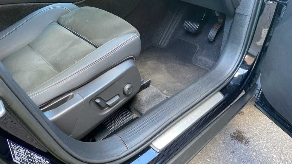 Volvo XC40 2.0 B3P Plus Dark 5dr Auto Petrol Estate - Image 32
