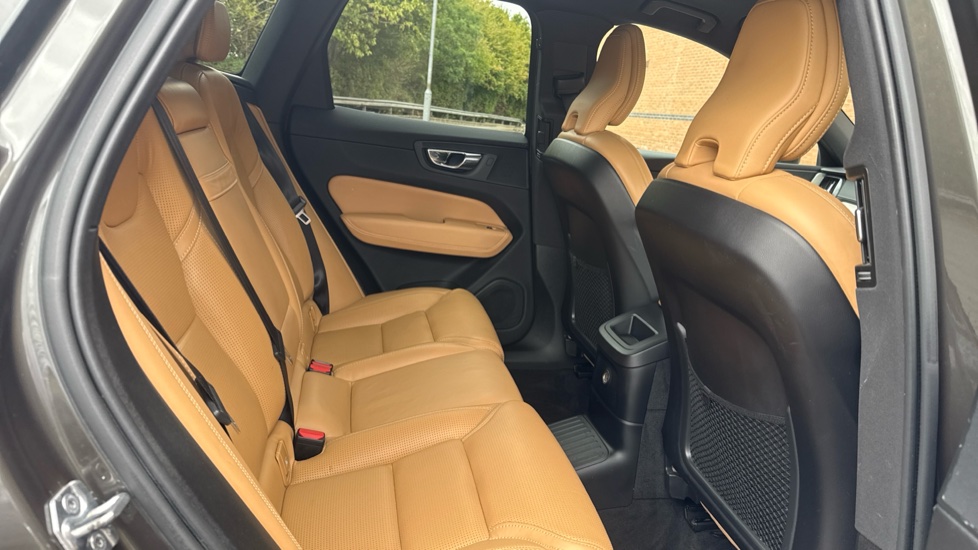 Volvo XC60 2.0 T8 390 Hybrid Inscription Pro 5dr AWD G tronic Estate - Image 6