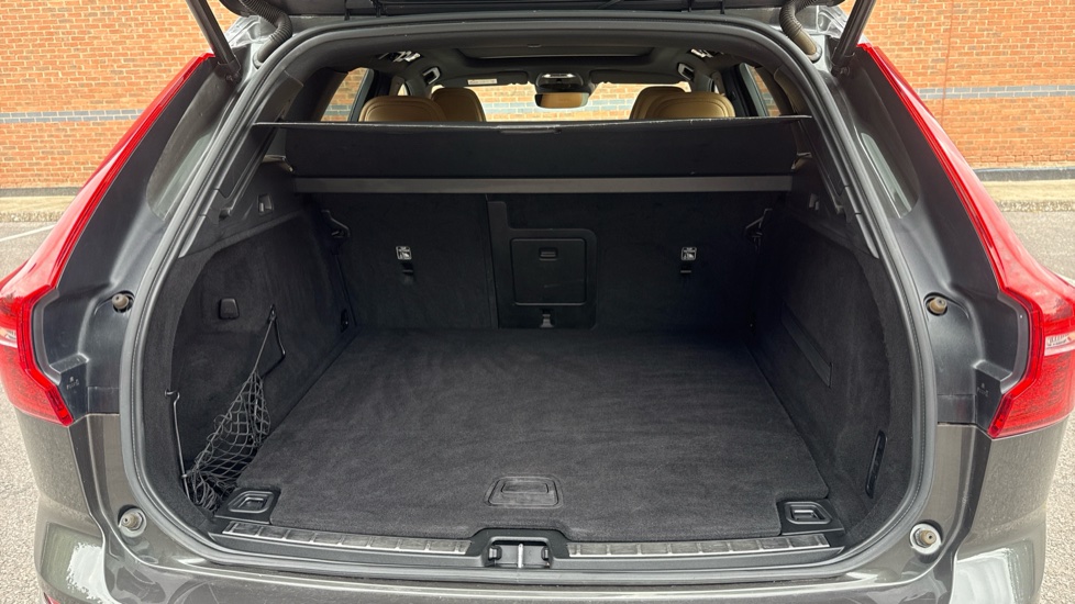 Volvo XC60 2.0 T8 390 Hybrid Inscription Pro 5dr AWD G tronic Estate - Image 13