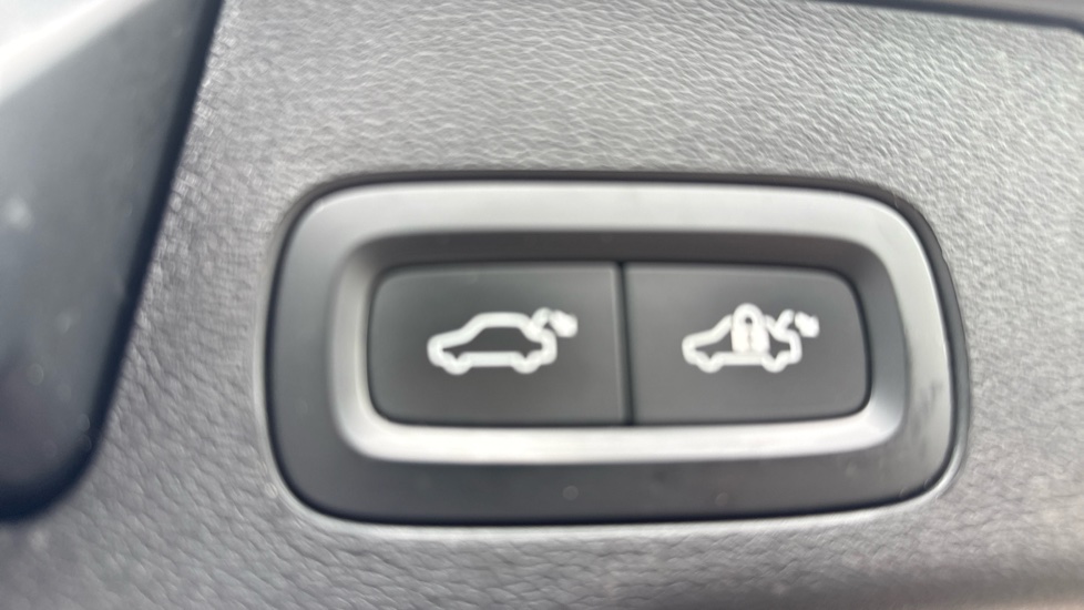 Volvo XC60 2.0 T8 390 Hybrid Inscription Pro 5dr AWD G tronic Estate - Image 17