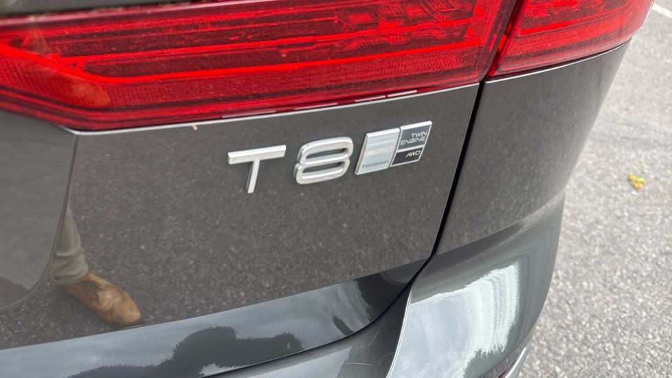 Volvo XC60 2.0 T8 390 Hybrid Inscription Pro 5dr AWD G tronic Estate - Image 19