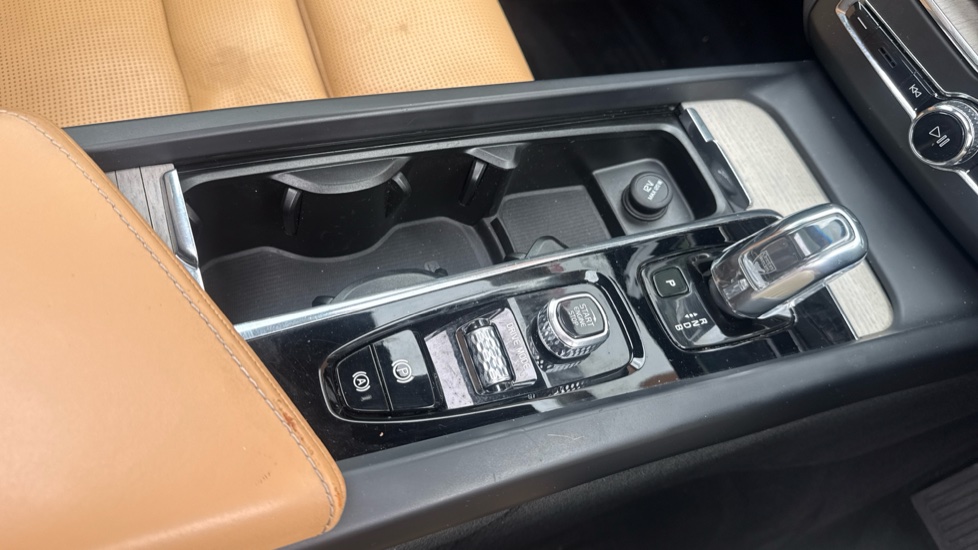 Volvo XC60 2.0 T8 390 Hybrid Inscription Pro 5dr AWD G tronic Estate - Image 44