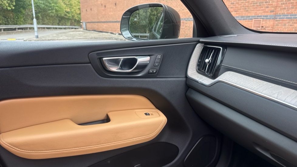 Volvo XC60 2.0 T8 390 Hybrid Inscription Pro 5dr AWD G tronic Estate - Image 52