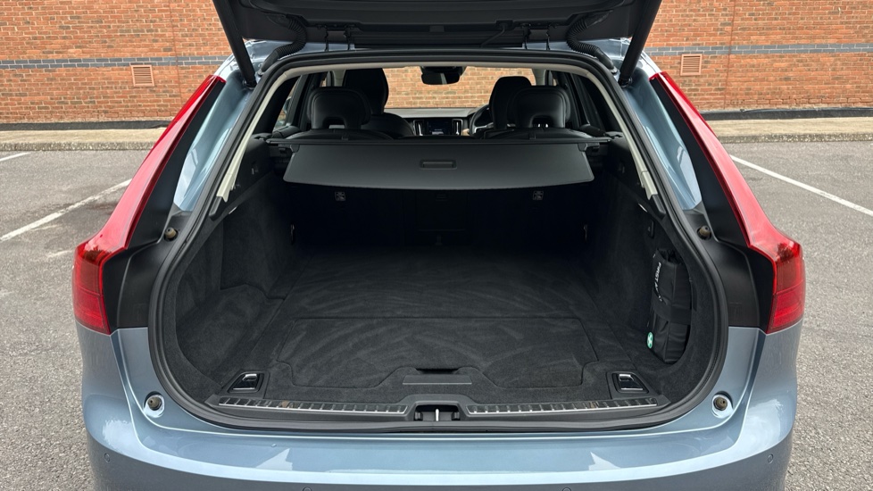 Volvo V90 2.0 T4 Inscription Plus 5dr Geartronic Petrol Estate - Image 13