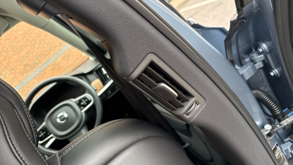 Volvo V90 2.0 T4 Inscription Plus 5dr Geartronic Petrol Estate - Image 17