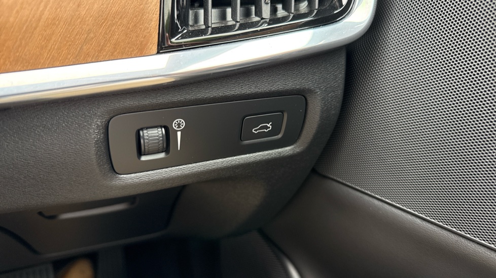 Volvo V90 2.0 T4 Inscription Plus 5dr Geartronic Petrol Estate - Image 32