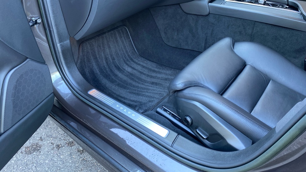 Volvo V90 2.0 B4D Plus Dark 5dr Auto Diesel Estate - Image 30