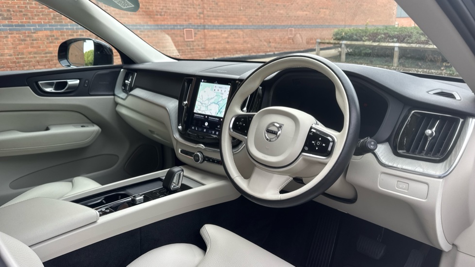 Volvo XC60 2.0 B4D Plus Dark 5dr AWD Geartronic Diesel Estate - Image 4