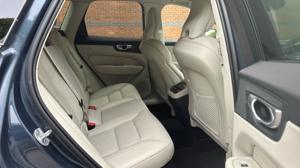 Volvo XC60 2.0 B4D Plus Dark 5dr AWD Geartronic Diesel Estate - Image 6