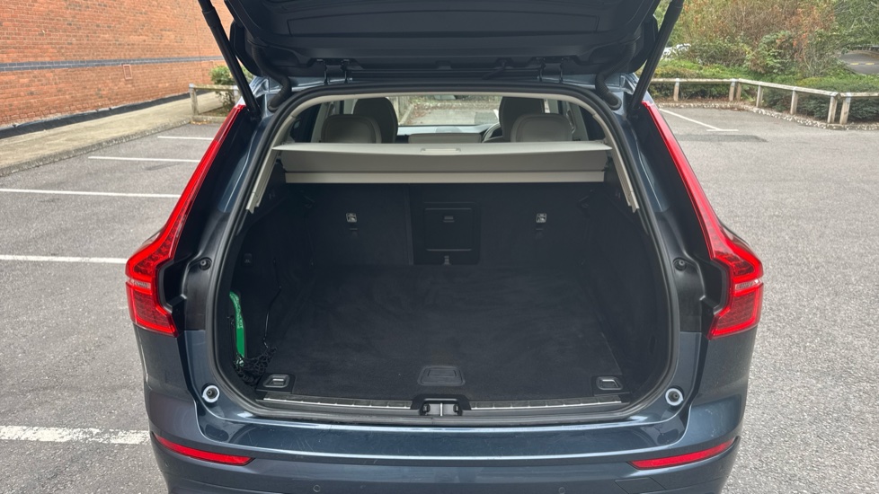 Volvo XC60 2.0 B4D Plus Dark 5dr AWD Geartronic Diesel Estate - Image 13