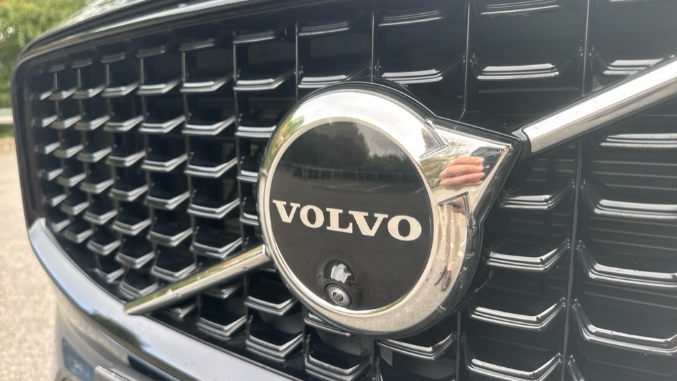 Volvo XC60 2.0 B4D Plus Dark 5dr AWD Geartronic Diesel Estate - Image 19