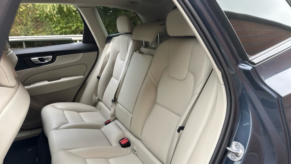 Volvo XC60 2.0 B4D Plus Dark 5dr AWD Geartronic Diesel Estate - Image 21