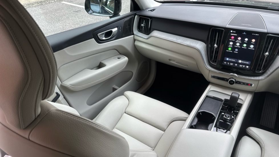 Volvo XC60 2.0 B4D Plus Dark 5dr AWD Geartronic Diesel Estate - Image 23