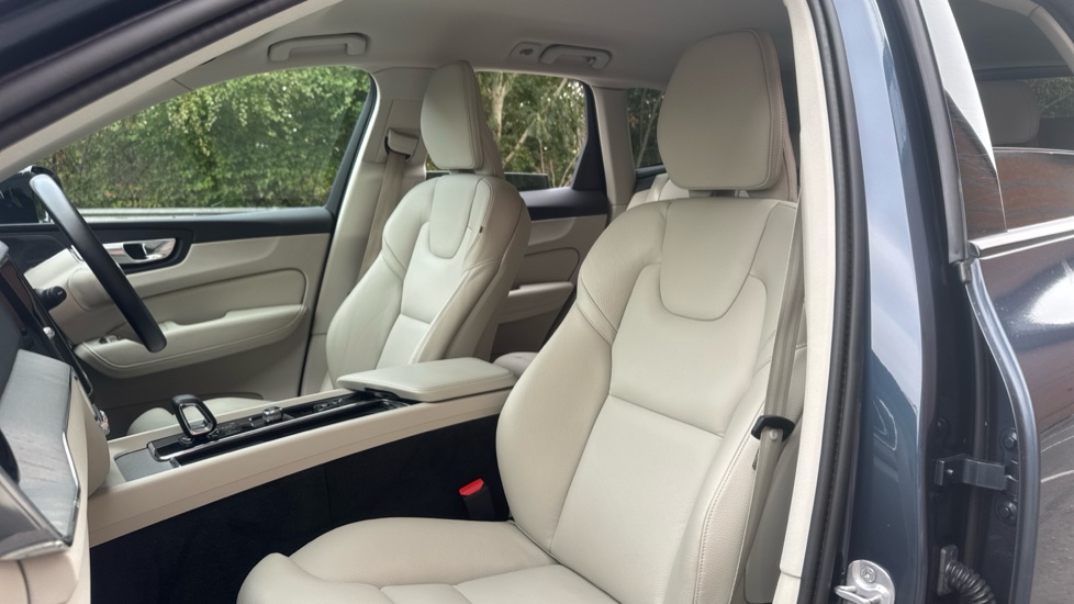 Volvo XC60 2.0 B4D Plus Dark 5dr AWD Geartronic Diesel Estate - Image 26
