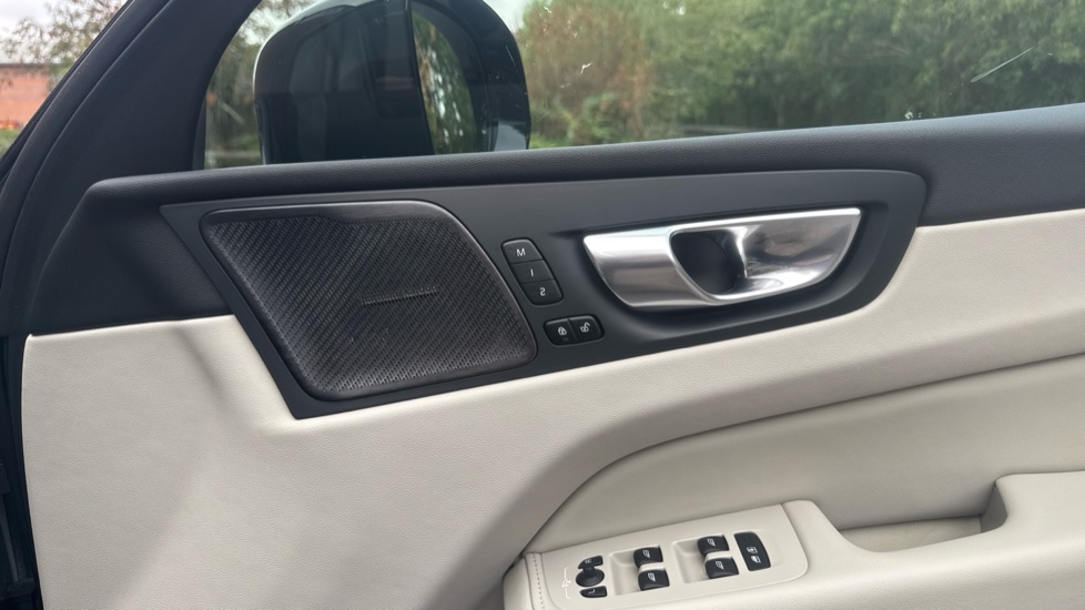 Volvo XC60 2.0 B4D Plus Dark 5dr AWD Geartronic Diesel Estate - Image 29