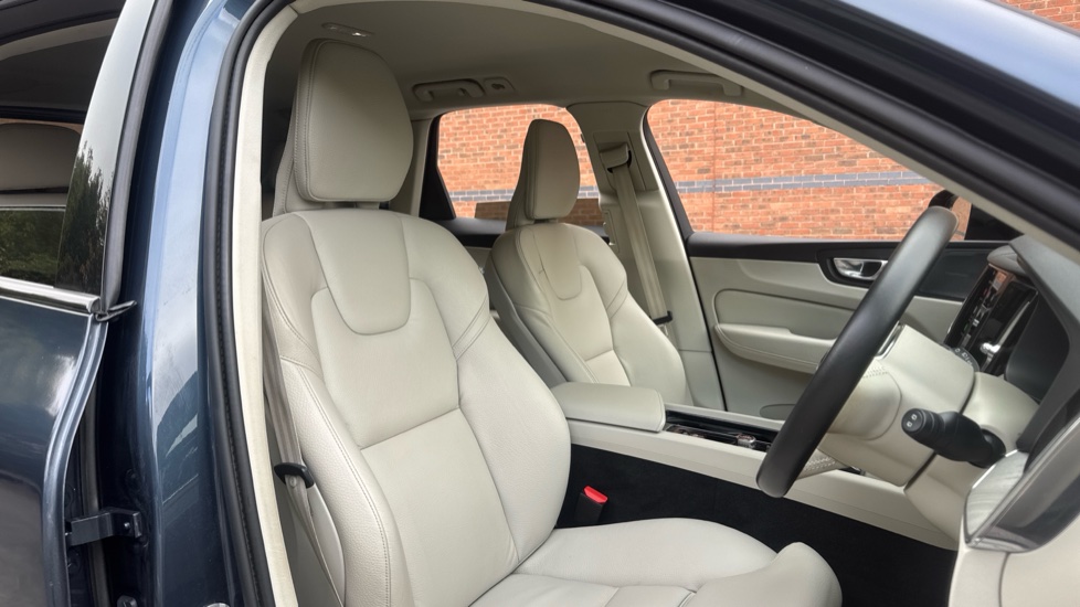 Volvo XC60 2.0 B4D Plus Dark 5dr AWD Geartronic Diesel Estate - Image 30
