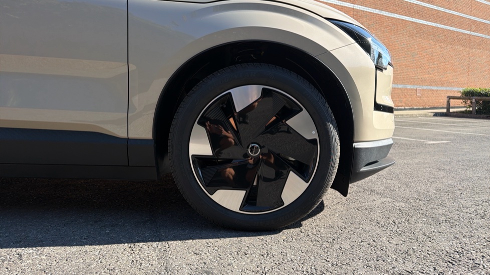 Volvo EX30 200kW SM Extended Range Plus 69kWh 5dr Auto Electric Estate - Image 9