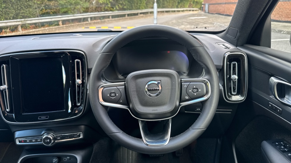 Volvo XC40 2.0 B3P Plus Dark 5dr Auto Petrol Estate - Image 10