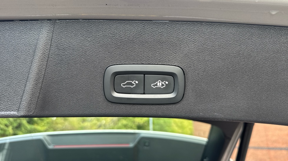 Volvo XC40 2.0 B3P Plus Dark 5dr Auto Petrol Estate - Image 17