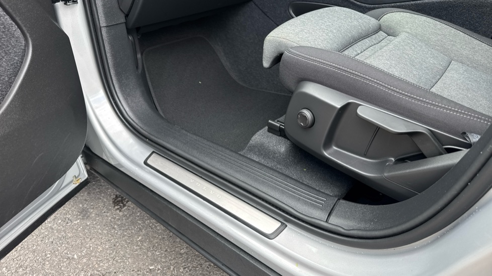 Volvo XC40 2.0 B3P Plus Dark 5dr Auto Petrol Estate - Image 30