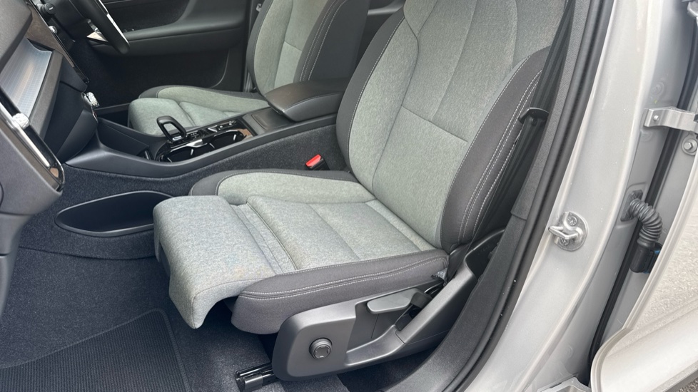 Volvo XC40 2.0 B3P Plus Dark 5dr Auto Petrol Estate - Image 31