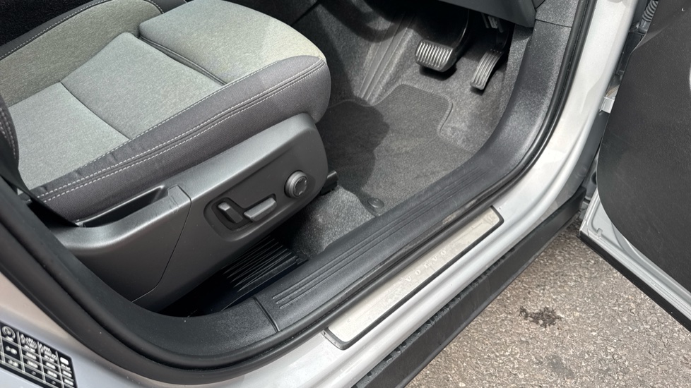 Volvo XC40 2.0 B3P Plus Dark 5dr Auto Petrol Estate - Image 33