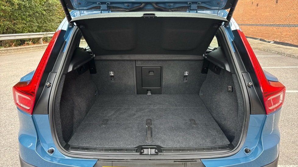 Volvo XC40 2.0 B3P Plus Dark 5dr Auto Petrol Estate - Image 13